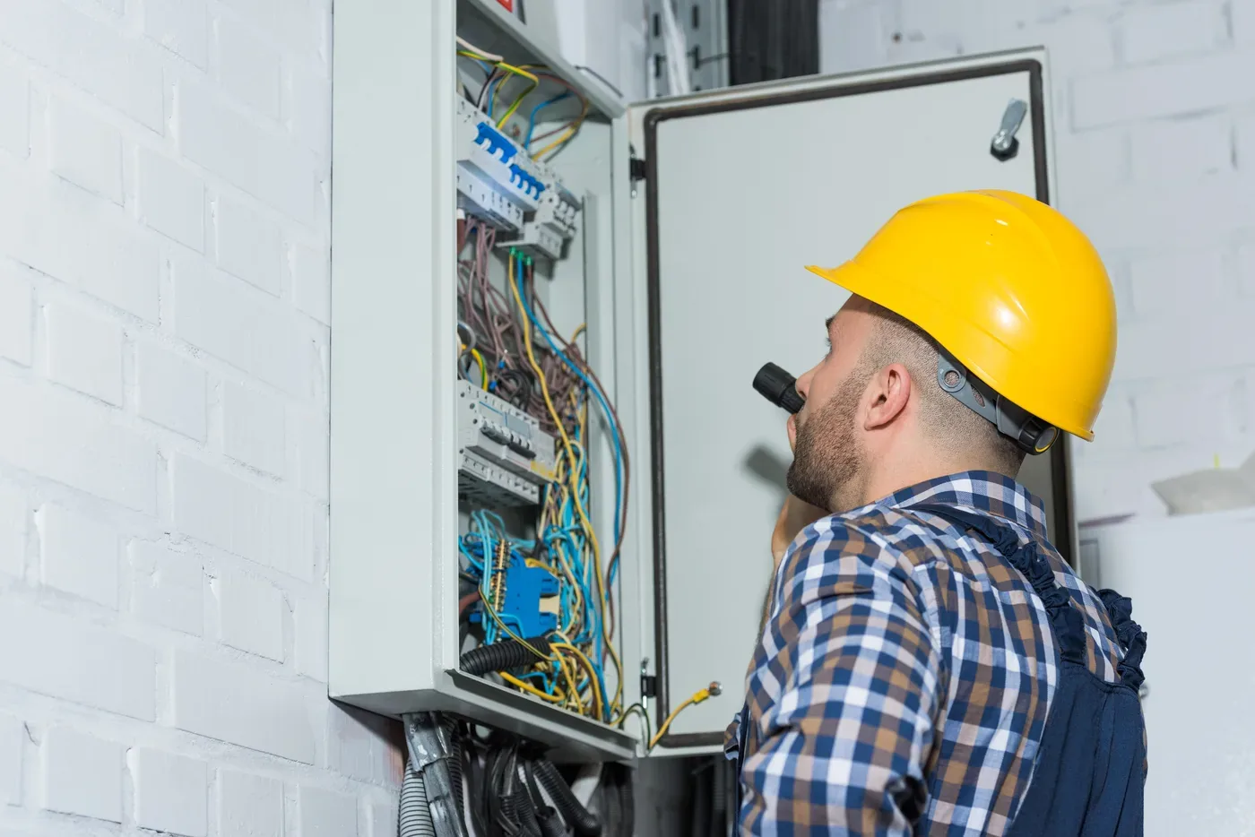 Électricien contrôlant un tableau de répartition à Bobigny